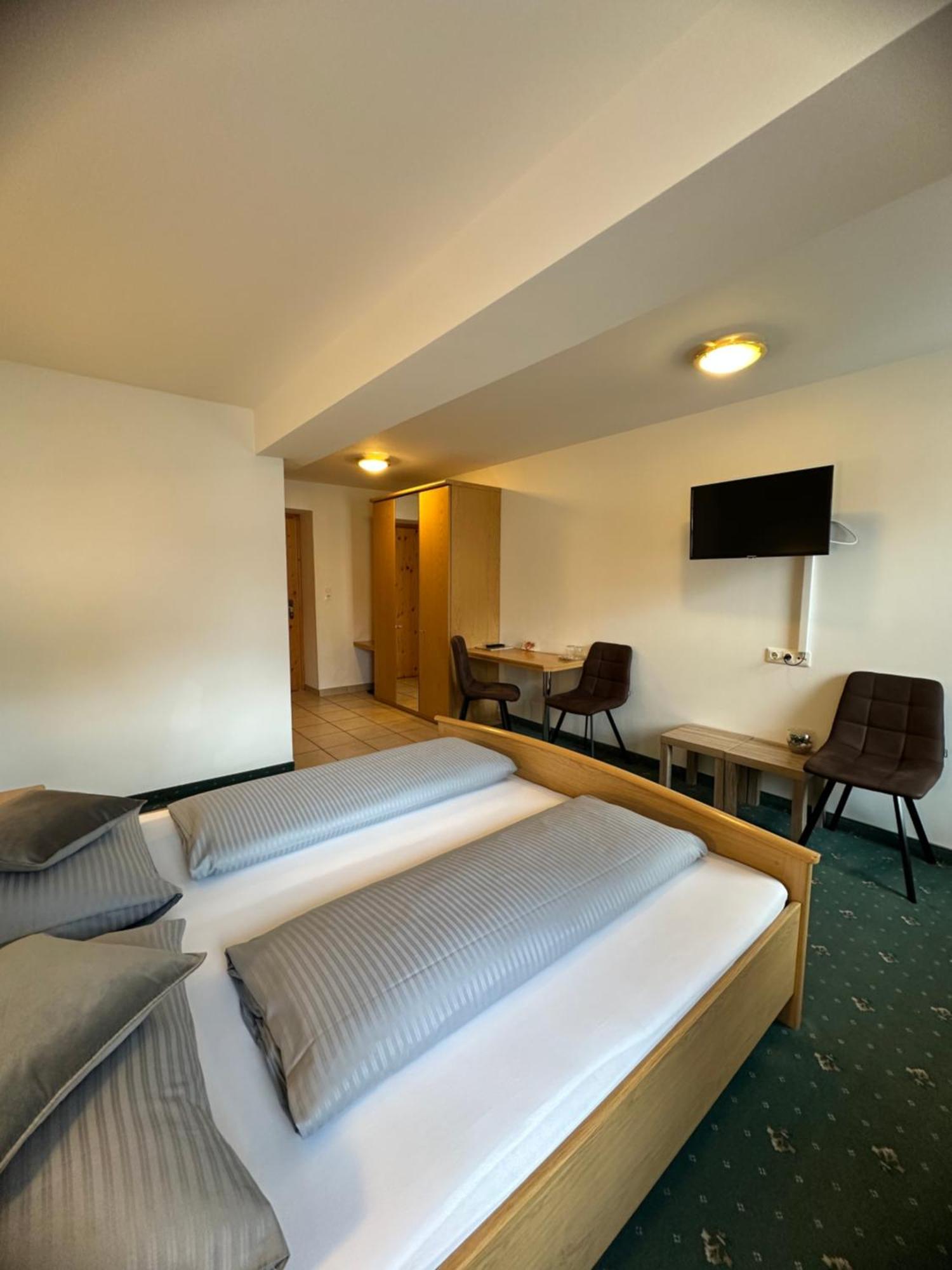 Goldener Adler Bed & Breakfast ชาร์นิทซ์ ภายนอก รูปภาพ